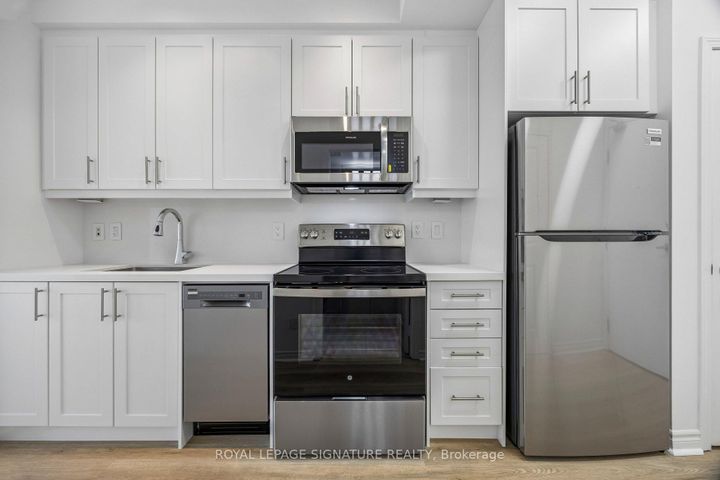 Photo 2 at 203 - 2885 Bayview Avenue, Bayview Village, Toronto