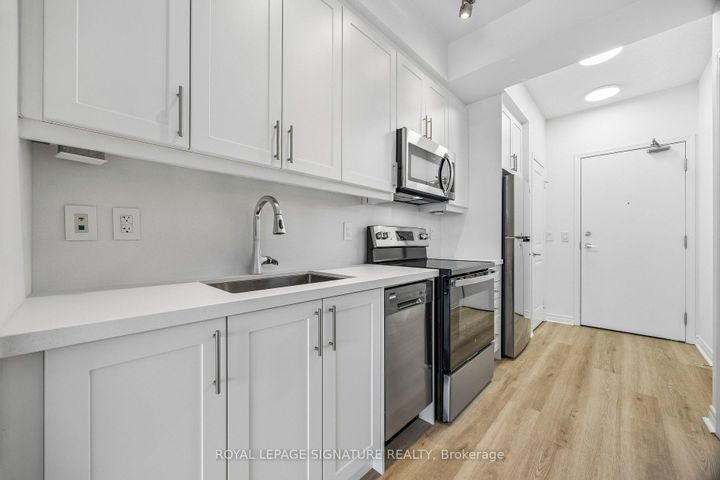 Photo 3 at 203 - 2885 Bayview Avenue, Bayview Village, Toronto