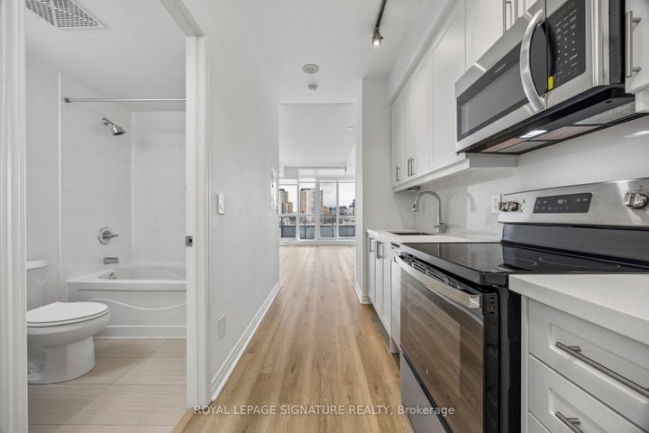 Photo 11 at 203 - 2885 Bayview Avenue, Bayview Village, Toronto