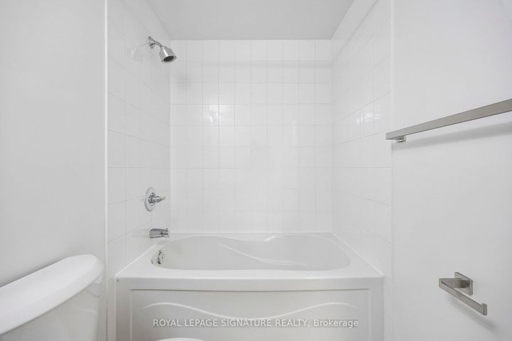 Photo 13 at 203 - 2885 Bayview Avenue, Bayview Village, Toronto