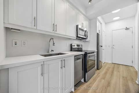 Photo 3 at 203 - 2885 Bayview Avenue, Bayview Village, Toronto