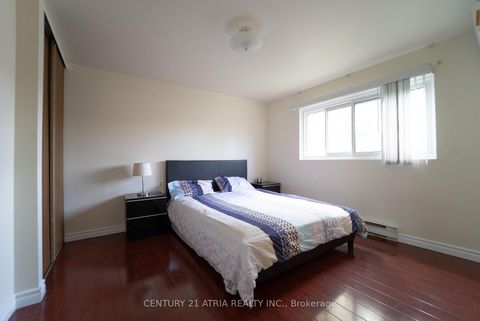 Photo 7 at 61 Wiggens Court, Malvern, Toronto