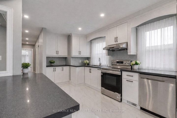 Photo 5 at 41 Wishing Well Drive, Sullivan, Toronto