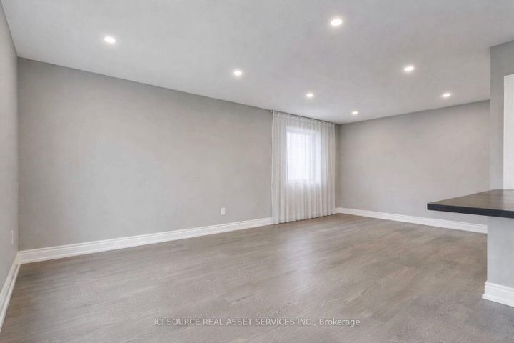 Photo 7 at 41 Wishing Well Drive, Sullivan, Toronto