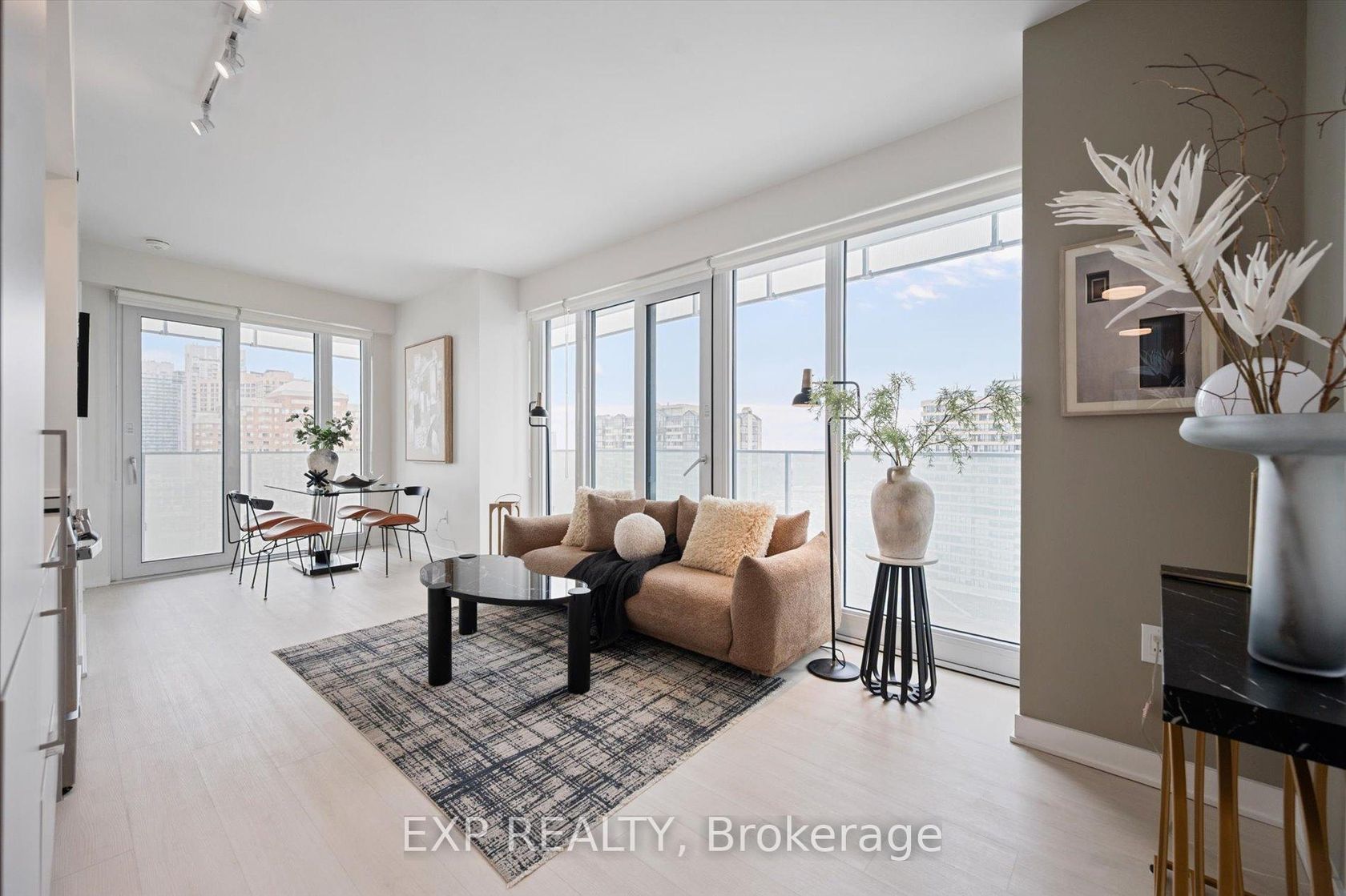 1403 - 3900 Confederation Parkway, City Centre, Mississauga by Loree Meneguzzi Real Estate 1403 - 3900 Confederation Parkway, City Centre, Mississauga