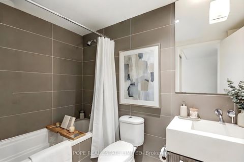 Photo 4 at 726 - 560 King Street W, Waterfront Communities C1, Toronto