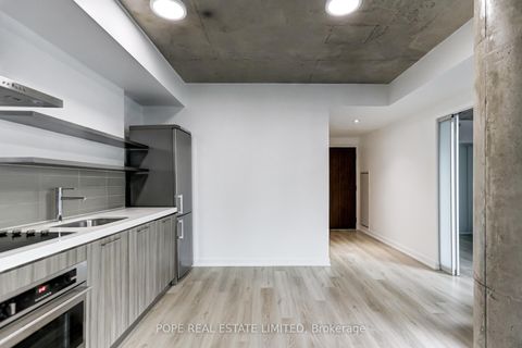 Photo 11 at 726 - 560 King Street W, Waterfront Communities C1, Toronto