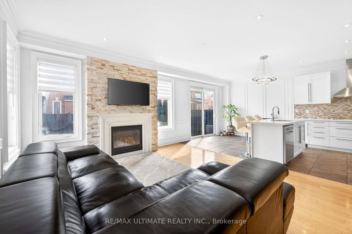 Photo 16 at 43 Pitney Avenue, Jefferson, Richmond Hill