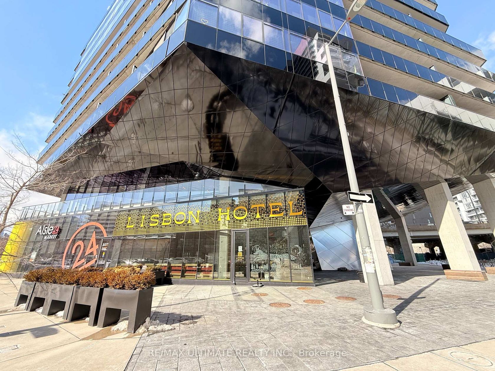 19 Lawren Harris Square, Moss Park, Toronto photo number 2