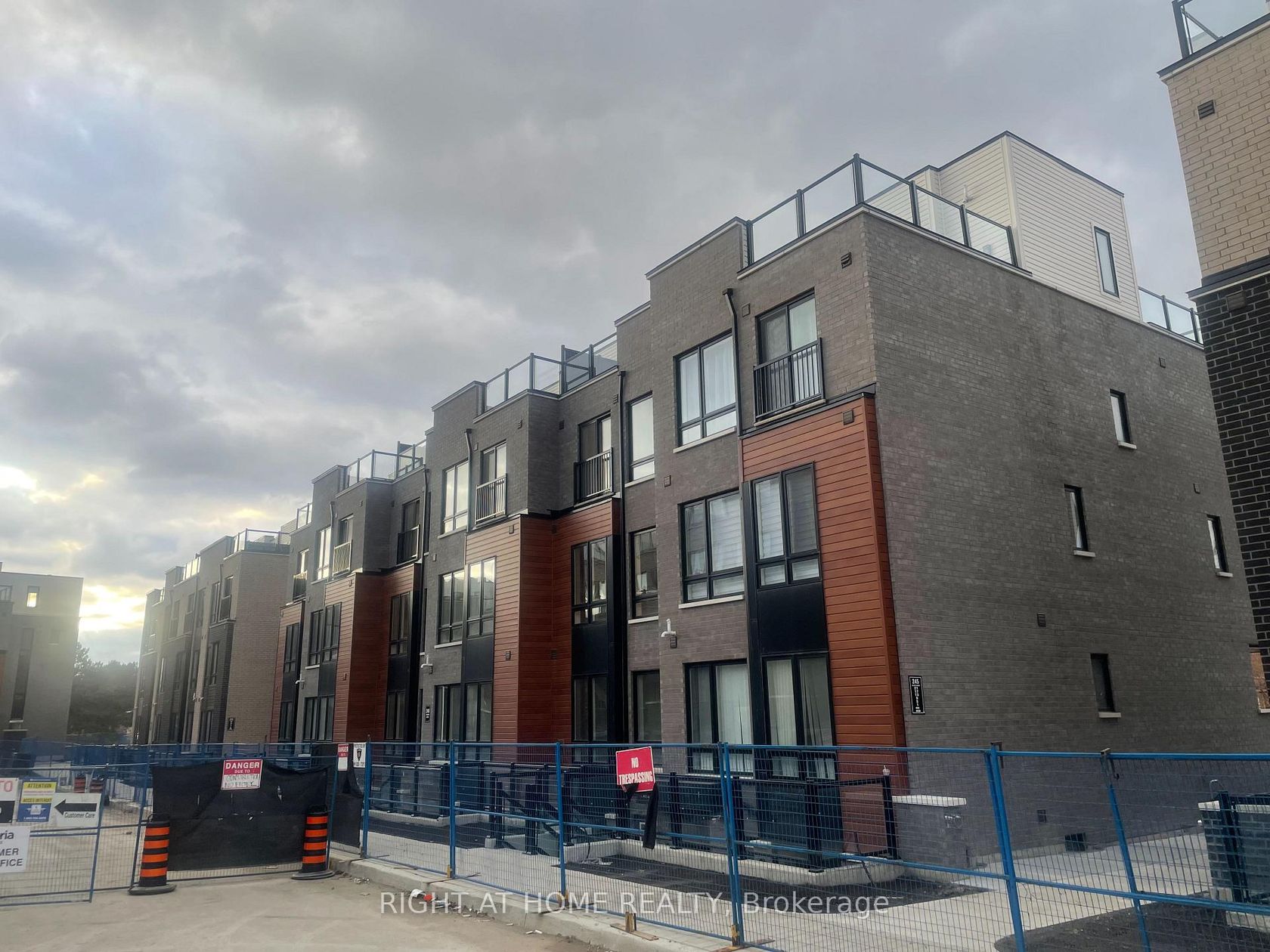 19 - 245 Mclevin Avenue, Malvern, Toronto 