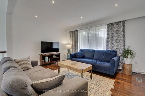 Photo 2 at 36 Farr Avenue, Sharon, East Gwillimbury