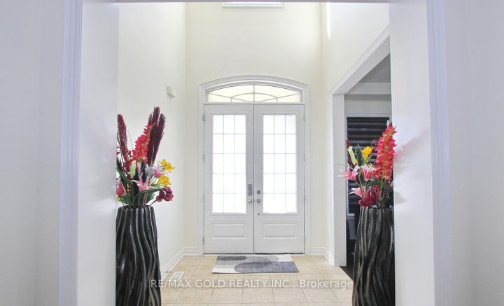 Photo 5 at 14 Ladbrook Crescent, Credit Valley, Brampton