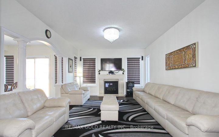 Photo 13 at 14 Ladbrook Crescent, Credit Valley, Brampton