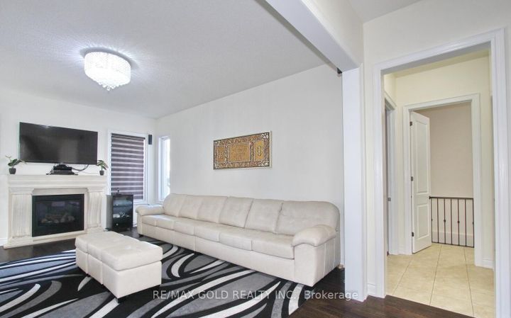 Photo 14 at 14 Ladbrook Crescent, Credit Valley, Brampton