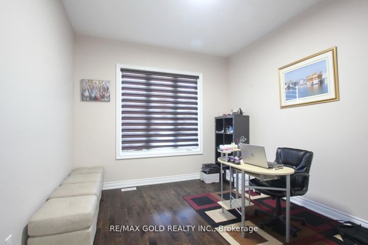 Photo 23 at 14 Ladbrook Crescent, Credit Valley, Brampton