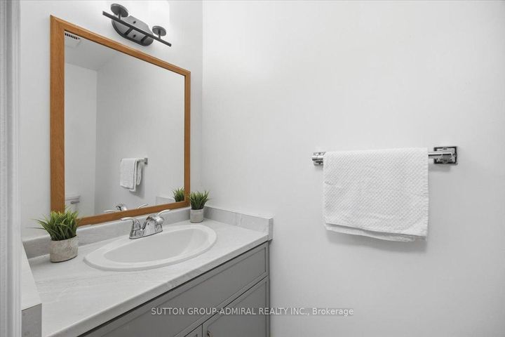 Photo 9 at 137 Chelwood Drive, Brownridge, Vaughan