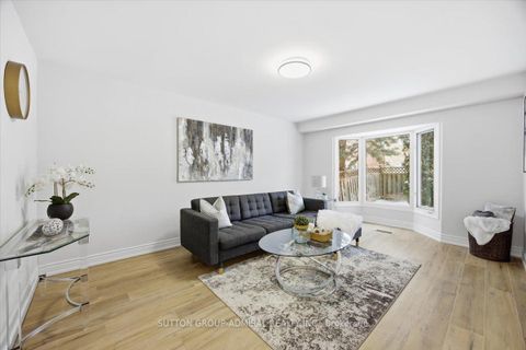 Photo 4 at 137 Chelwood Drive, Brownridge, Vaughan