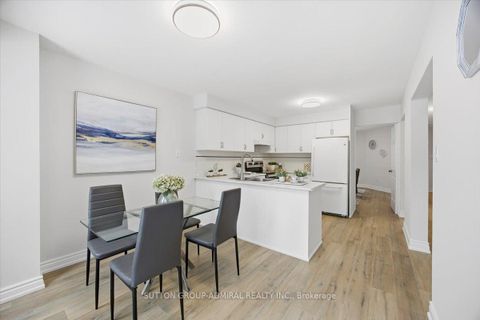 Photo 5 at 137 Chelwood Drive, Brownridge, Vaughan