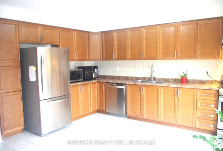 Photo 11 at 4889 James Austin Drive, Hurontario, Mississauga