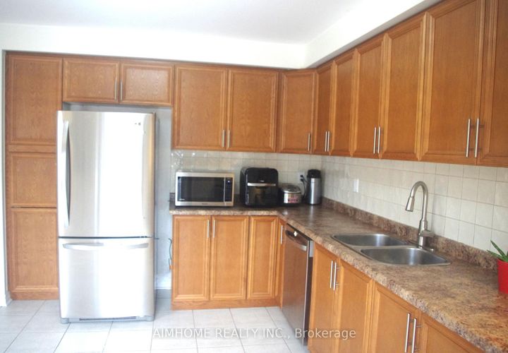 Photo 12 at 4889 James Austin Drive, Hurontario, Mississauga