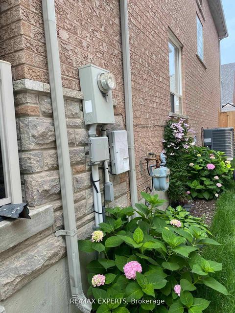 Photo 4 at 35 Arundel Drive, Vellore Village, Vaughan