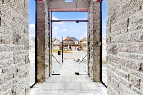 Photo 2 at 9 KINGKNOLL Crescent, Keswick South, Georgina