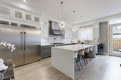 Photo 10 at 9 KINGKNOLL Crescent, Keswick South, Georgina