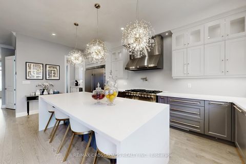 Photo 11 at 9 KINGKNOLL Crescent, Keswick South, Georgina