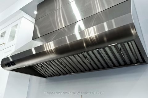 Photo 15 at 9 KINGKNOLL Crescent, Keswick South, Georgina