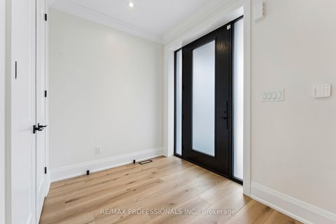 Photo 3 at 7 Ranwood Drive, Pelmo Park W4, Toronto