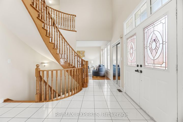 Photo 5 at 2 Sequoia Road, Sonoma Heights, Vaughan