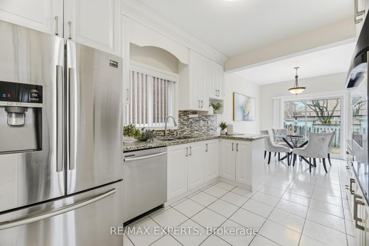 Photo 10 at 2 Sequoia Road, Sonoma Heights, Vaughan