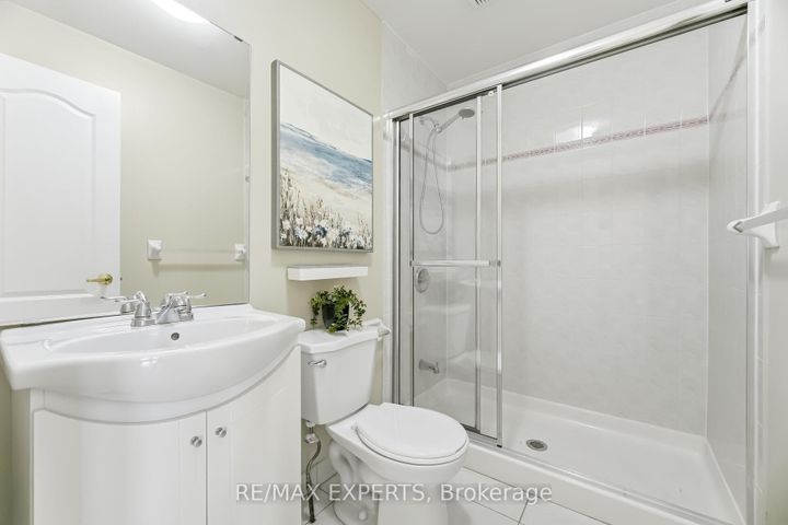 Photo 14 at 2 Sequoia Road, Sonoma Heights, Vaughan