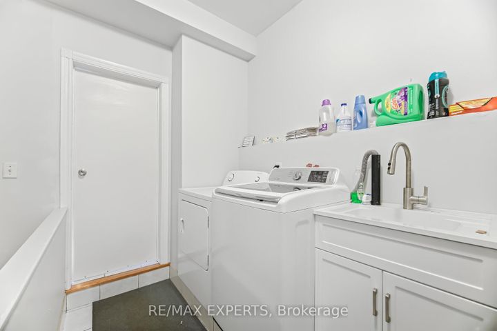 Photo 15 at 2 Sequoia Road, Sonoma Heights, Vaughan