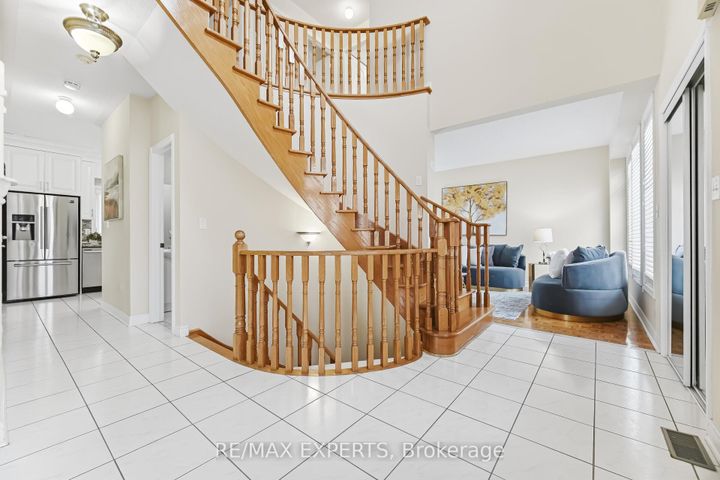 Photo 16 at 2 Sequoia Road, Sonoma Heights, Vaughan