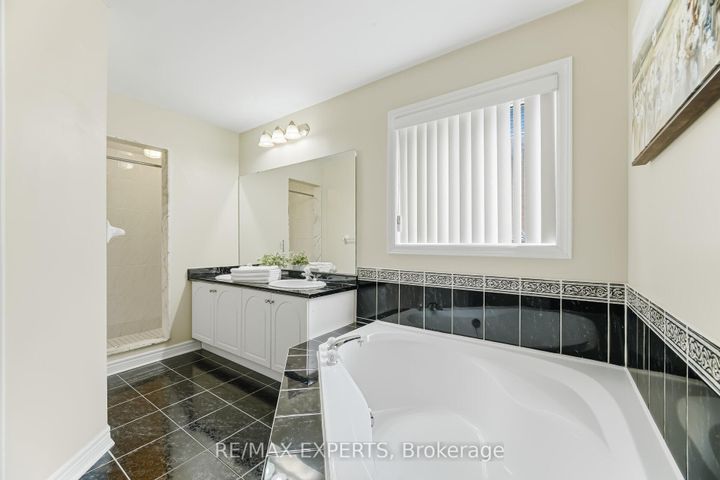 Photo 21 at 2 Sequoia Road, Sonoma Heights, Vaughan