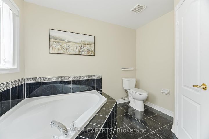 Photo 22 at 2 Sequoia Road, Sonoma Heights, Vaughan