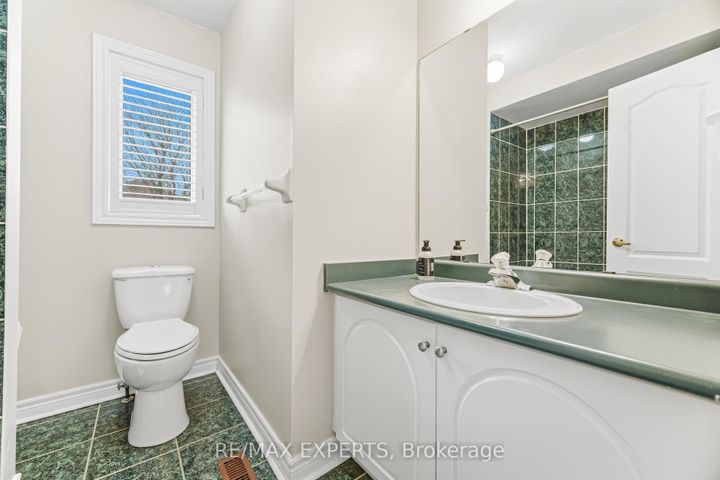 Photo 27 at 2 Sequoia Road, Sonoma Heights, Vaughan