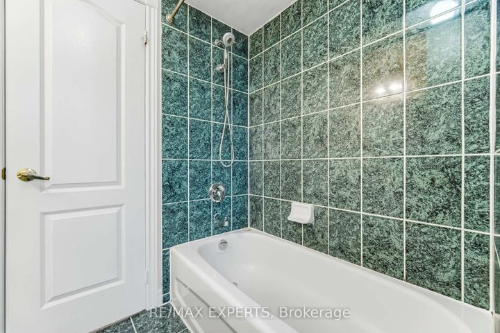 Photo 28 at 2 Sequoia Road, Sonoma Heights, Vaughan