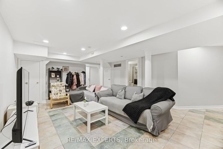 Photo 32 at 2 Sequoia Road, Sonoma Heights, Vaughan