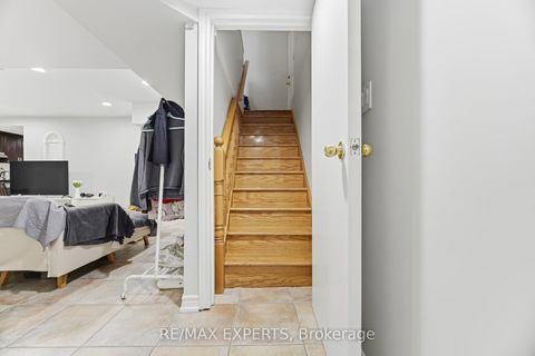 Photo 31 at 2 Sequoia Road, Sonoma Heights, Vaughan