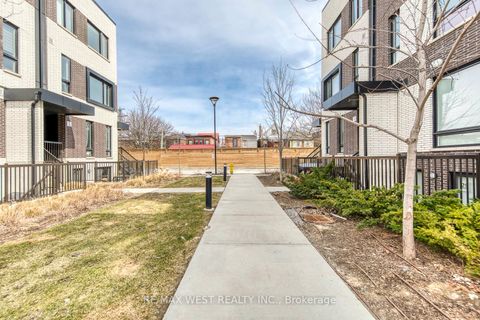 Photo 4 at 14 - 20 Ed Clark Gardens, Pellam Park, Toronto