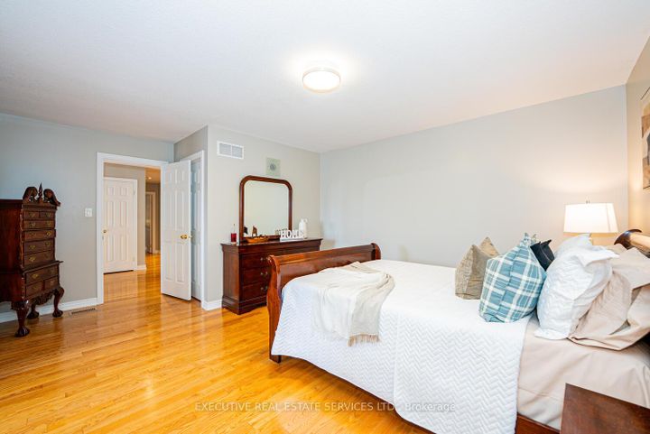 Photo 24 at 4 Berkshire Place, Ancaster, Hamilton
