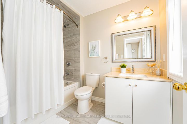 Photo 35 at 4 Berkshire Place, Ancaster, Hamilton