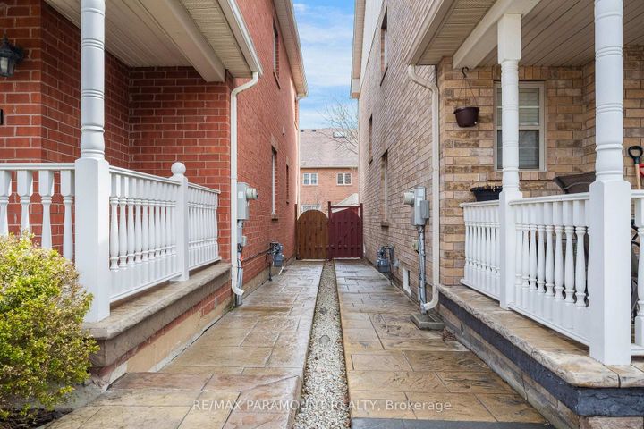 Photo 2 at 1122 Lamplight Way, Meadowvale Village, Mississauga