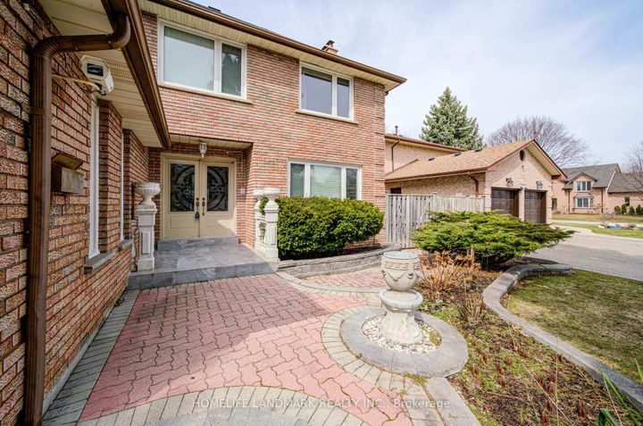 Photo 2 at 4303 Bridlepath Trail, Erin Mills, Mississauga