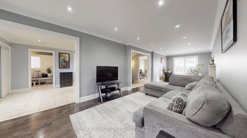 Photo 2 at 229 Kingsbridge Garden Circle, Hurontario, Mississauga