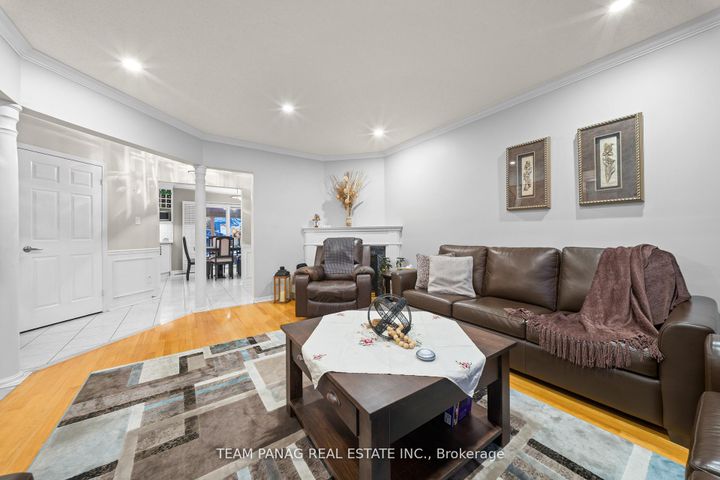 Photo 9 at 52 Pacific Wind Crescent, Wellington, Brampton