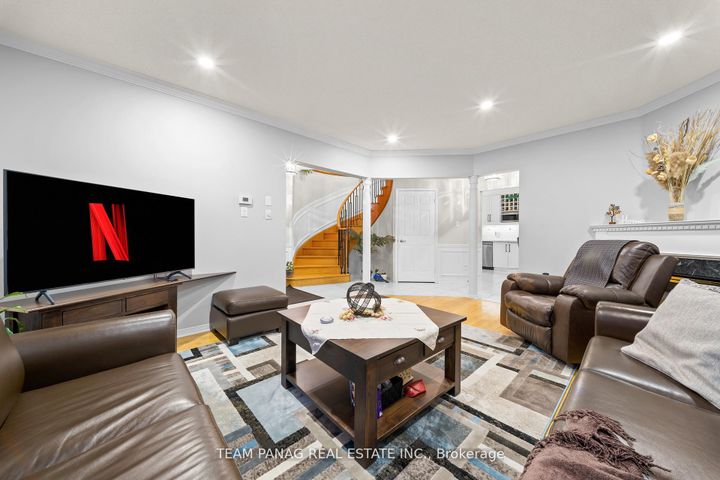 Photo 10 at 52 Pacific Wind Crescent, Wellington, Brampton