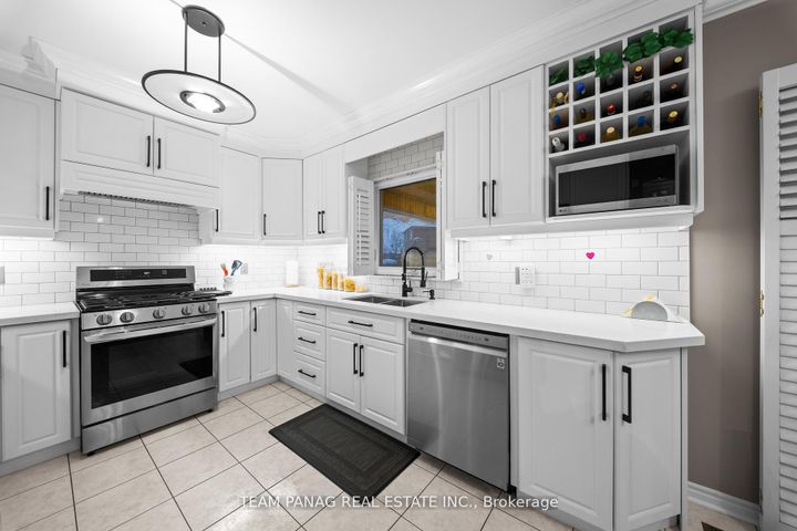 Photo 12 at 52 Pacific Wind Crescent, Wellington, Brampton